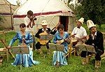 Kirgisiska musiker illustrerar kanske artikeln Kirgizistans demografi?(eng)