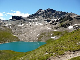 Le lac de Lona devant le Sasseneire.