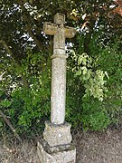 Croix de chemin sculptée.