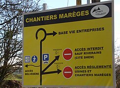 Panneau d'indications et accès au belvédère.