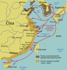 Mapa pobřeží Číny, Koreje a jihozápadu Japonska, vyznačeny regiony zasažené ranými nájezdy – pobřeží Korey, Liao-tungu a Šan-tungu a nájezdy v letech 1540–1567 – čínské pobřeží od Ťiang-su po Kuang-tung včetně Chaj-nanu. vyznačeny i trasy pirátů z Japonska k čínskému a korejskému pobřeží