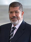 Abdel Fattah el-Sisi (kiri), Presiden Mesir saat ini yang memimpin Kudeta Mesir 2013 terhadap Presiden Islam Mohamed Morsi (kanan), yang didukung oleh Qatar
