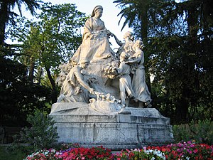 English: Statue of Queen Victoria in the distr...