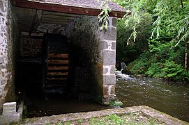 Le moulin de Pinard au bord de la Doue.