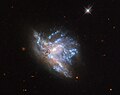 哈伯太空望远镜第二代广域和行星照相机拍摄NGC 6052影像[7]。