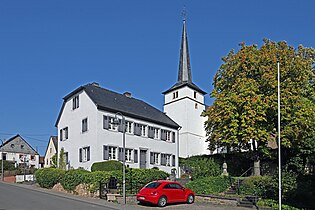 Kirche und ehemaliges Pfarrhaus