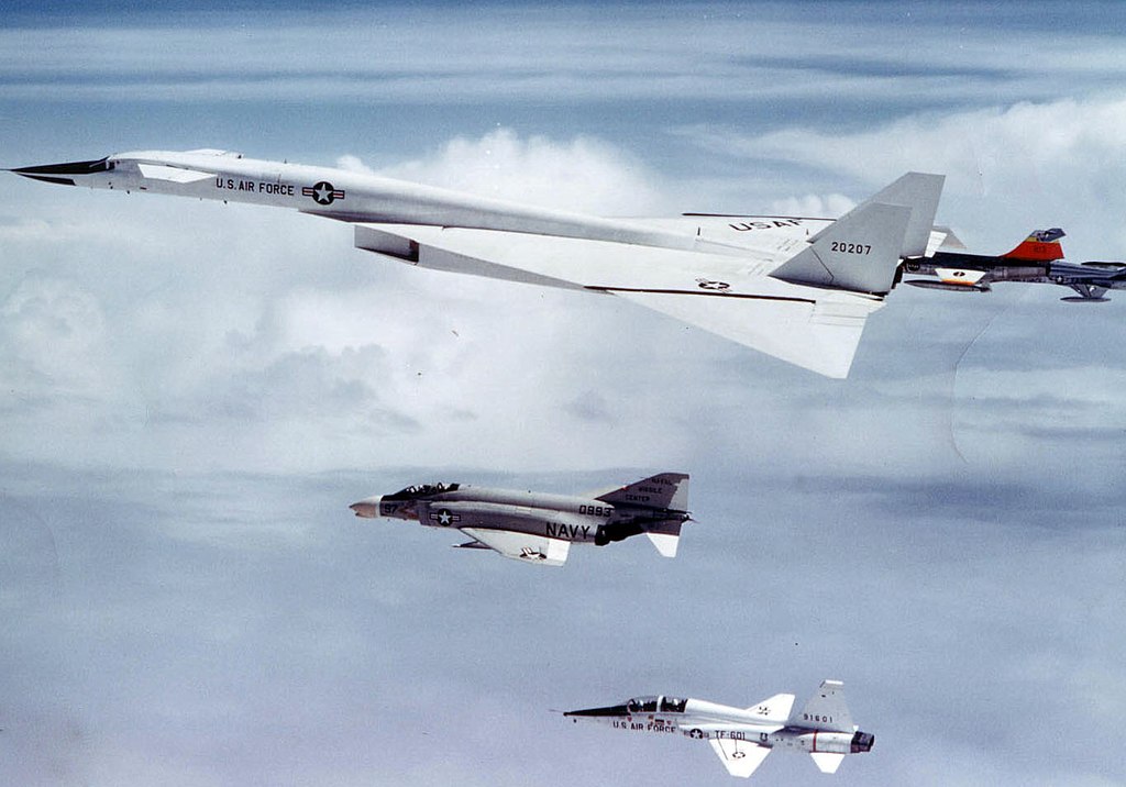 1024px-North_American_XB-70A_Valkyrie_in_formation_061122-F-1234P-036.jpg