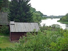 Skansen w Nowogrodzie. W głębi rzeka Narew