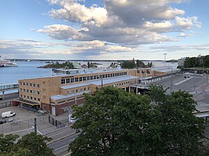 Hamnhuset och Olympiaterminalen. I bakgrunden öarna Blekholmen och Klippan, till höger byggnader i Brunnsparken.