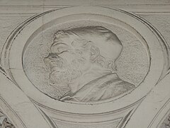 Bas-relief, la tête d'un homme de profil.