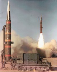 Ракета установлена ​​и подготовлена ​​к запуску, в то время как ракета запускается в фоновом режиме