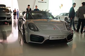 Photo d'une Boxster GTS (Type 981) de face dans un salon automobile.