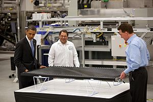 English: President Barack Obama examines a sol...