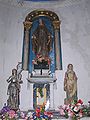 Chœur de la chapelle. Au centre, une statue de l'Immaculée Conception, à gauche, sainte Jeanne d'Arc, à droite, sainte Germaine