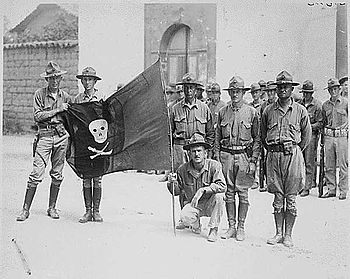 English: US Marines with the captured flag of ...