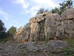 Entrada y muralla del poblado talayótico de Ses paisses, Mallorca
