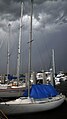 Bote en la dársena Anchorage Marina de Stuart antes de una tormenta