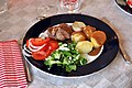 Svinemørbrad, salat, sovs og kartofler Varkenshaas, salade, saus en aardappelen