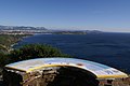 Mesa panorâmica na margem do mar Mediterrâneo.