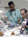 位于加护病房的呼吸治疗师为病患挤压苏醒球以正压通气，提供紧急心肺救治。