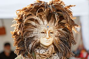 Un participant masqué au « carnaval vénitien » de Ludwigsbourg, dans le Land de Bade-Wurtemberg. (définition réelle 5 760 × 3 840)