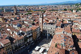 Verona: Blick vom Lambertiturm auf die Piazza Erbe