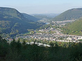 Blick auf Crosskeys und Pontywaun vom Mynydd Machen