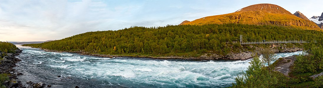 Vuojatädnos inlopp i Áhkájávrre - bron vid Padjelantaleden till höger. Låg vattenföring i september.