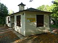 Waldbad Germania; Waldbad Langebrück: Freibad mit zwei Becken, Kassenhäuschen, Brücke, Pavillon, Kiosk, Erfrischungshalle, drei langgestreckten Kabinentrakten und zwei Häusern einschließlich komfortabler Umkleidekabinen