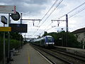 Une Z 27500 traverse la gare de Beynost, en direction de Lyon Part-Dieu.