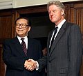 Kiinan kansantasavallan presidentti Jiang Zemin presidentti Bill Clintonin kanssa Valkoisessa talossa