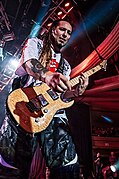 Zoltan Bathory met zijn Signature ASM