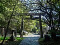 鵜戸神社へ向かう参道。鳥居前に日知屋城跡の西曲輪がある。