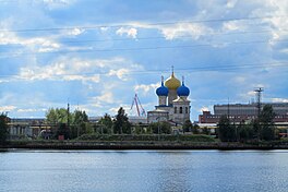 Sicht op de beide kleasters fan ôf de Rosjtsinski-mar.