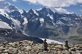 Le piz Tschierva tout à droite, le piz Morteratsch au centre et le piz Bernina tout à gauche