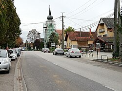 Sári főutcája a felújítás alatt álló templommal