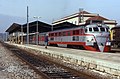 Talgo III in Abrantes mit Diesellokomotive 352 003 „Virgen del perpetuo Socorro“ der Baureihe 2000-T von Krauss-Maffei (1993)