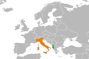 Mapa indicando localização da Albânia e da Itália.