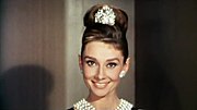 Satu gambar Hepburn dalam filem Breakfast at Tiffany's