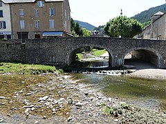 Le Béthuzon (en face) conflue avec la Jonte (venant de la gauche).