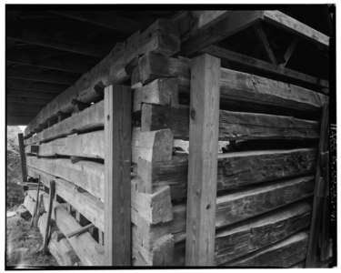 Construction en bois massif empilé, grange de la ferme Trump-Lilly, détail angle nord-ouest, Hinton, comté de Summers, États-Unis.