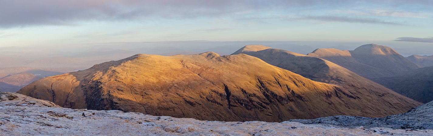 晨光下的Beinn an Dòthaidh（1004米）。摄于苏格兰高地。
