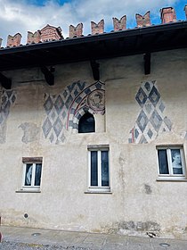 Parte della decorazione a losanghe degli ambienti dell'ala est del castello, seconda metà del XIV secolo.