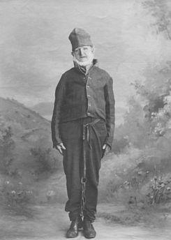 Le vieux William Thompson en tenue de bagnard et les pieds enchaînés, en 1870 (Tasmanie, Australie). (définition réelle 600 × 852*)
