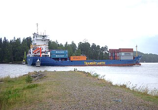 Ett containerfartyg passerar sundet