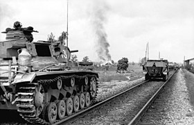 Отряд немецких танковых войск в Латвии. На переднем плане танк Panzer III и бронетранспортёр Sd Kfz 251. Восточный фронт. Июнь 1941