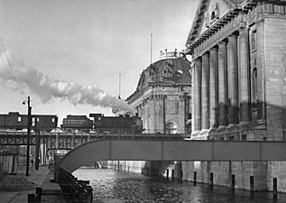 L'île aux Musées, traversée par un train à vapeur de la S-Bahn, en 1951.