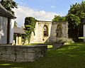 Ruine der evangelische Kirche St. Cäcilia, Kirchmauer und Grabsteine