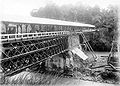 Jembatan beratap di atas sungai Batang Toru menuju Padangsidimpuan, Tapanuli, Sumatera Utara