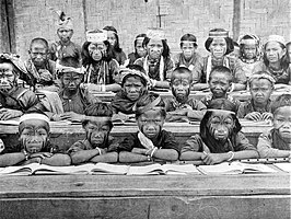 Leerlingen van een zendingsschool in Poso, Celebes (1900-1935).